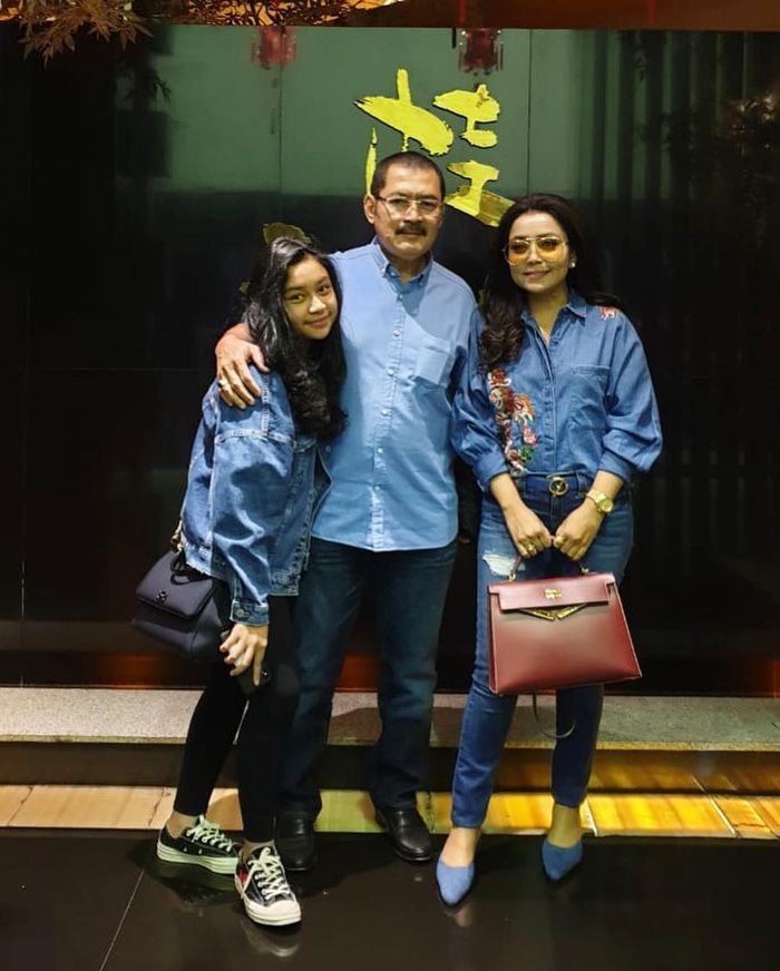 Penampilan mewah Mayang Sari pakai tas branded saat jalan bareng anak dan suaminya, bambang Trihatmodjo