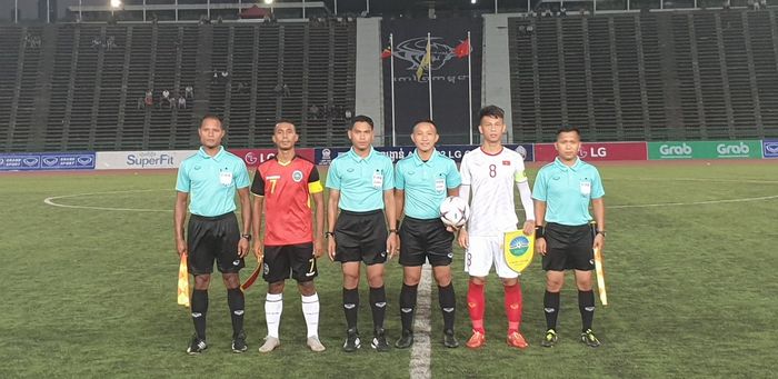 Kapten timnas U-22 Timor Leste, Rufino Gama (7) dan kapten timnas U-22 Vietnam, Tran Thanh Son jelang laga kedua Grup A fase awal Piala AFF U-22 2019 di Stadion Olimpiade, Phnom Pehn, Kamboja, 19 Februari 2019.
