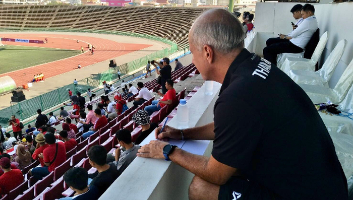 Pelatih timnas U-22 Thailand Alexandre Gama saat menyaksikan pertandingan antara Indonesia melawan Myanmar di Stadion Nasional, Phnom Penh, pada hari Senin (18/2/2019).