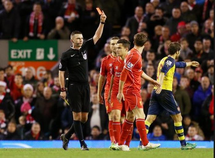 Wasit yang akan memimpin laga Manchester United vs Liverpool, Michael Oliver