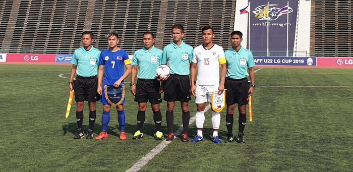 Kapten timnas U-22 Filipina, Dimitri Limbo (7) dan kapten timnas U-22 Thailand, Saringkan Promsupa (15) jelang laga kedua Grup A Piala AFF U-22 2019 di Stadion Phnom Pehn, Kamboja, 19 Februari 2019. 