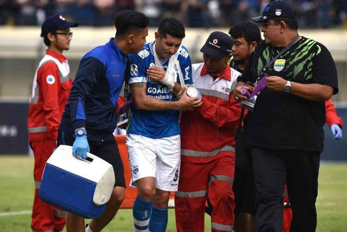 Gelandang Persib Esteban Vizcarra saat mendapat perawatan usai mengalami cedera dislokasi lengan dalam laga Persib kontra Arema FC, Senin (18/2/2019) kemarin.