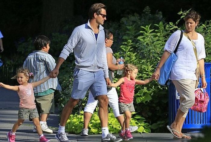 Roger Federer bergandengan bersama istri dan anak-anaknya.