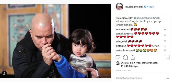 Ahmad Dhani mencium kaki anaknya