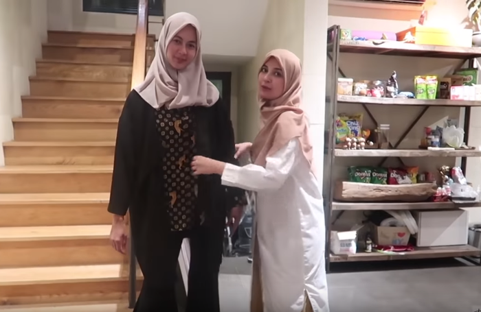 Gaya Paula Verhoeven berhijab saat didandani Shireen Sungkar