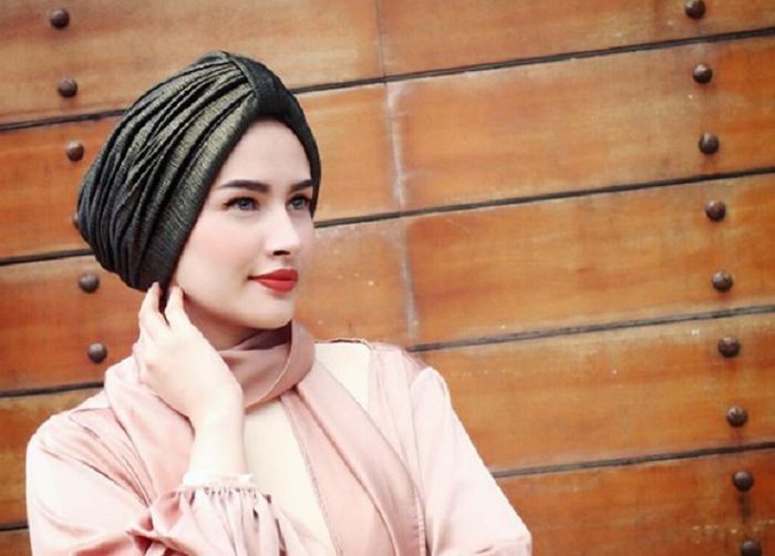 8 Foto Cantik Angel Qulbiah, Istri Richie Five Minutes 