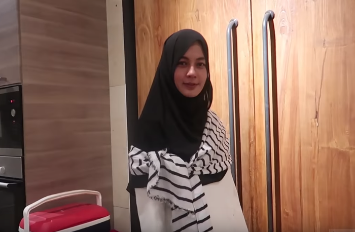 Penampilan hijab dengan gaya monokrom Paula Verhoeven ala Zaskia Sungkar