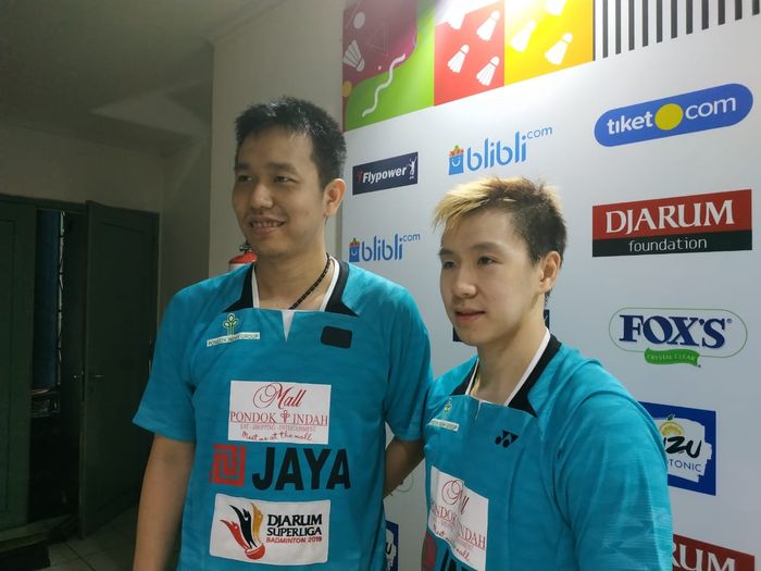 Pasangan ganda putra Jaya Raya, Marcus Fernaldi Gideon/Hendra Setiawan berpose seusai menjalani laga pada Djarum Superliga Badminton 2019 di Sabuga, Bandung, Rabu (20/2/2019).