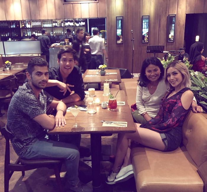 Ibu Richard Kyle, Wina Kyle, duduk di samping Jessica Iskandar.