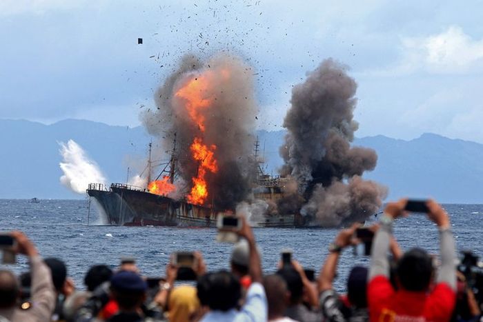 Sejumlah warga menyaksikan proses penenggelaman kapal pelaku pencurian ikan KM SINO 26 dan KM SINO 35 di perairan Desa Morela, Pulau Ambon