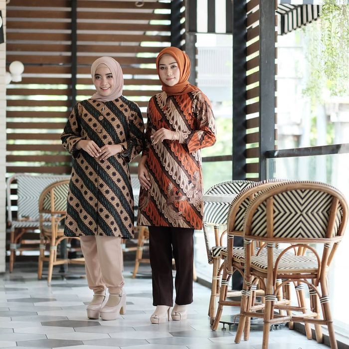 9 Gaya  Selebgram Hijab Pakai Batik Buat Kuliah Magang 