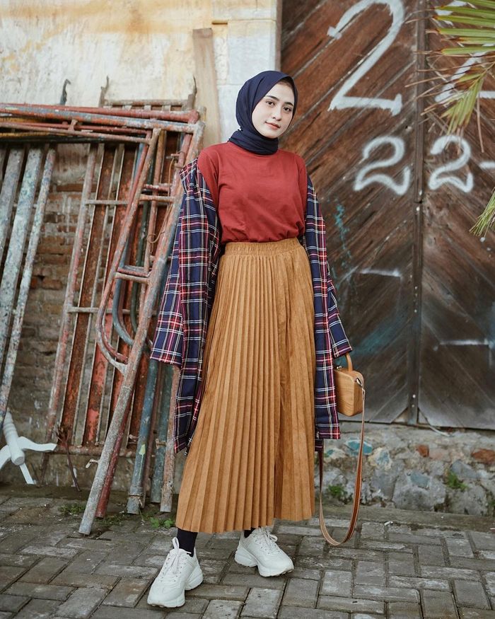 9 Cara Modis Hijabers Untuk Pakai Sneakers Putih ala ...