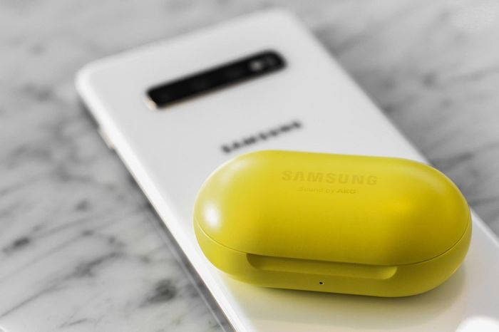 Samsung earbud Galaxy Buds