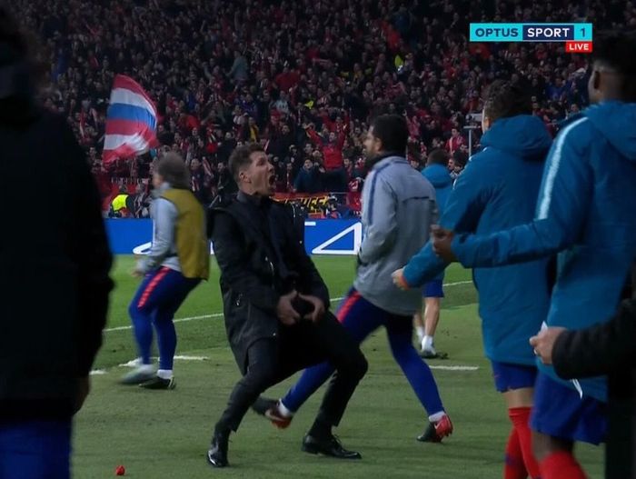 Pelatih Atletico Madrid, Diego Simeone, melakukan selebrasi unik usai timnya sukses unggul 2-0 atas Juventus di leg pertama 16 besar Liga Champions.