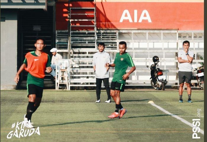 Timnas U-22 Indonesia asuhan Indra Sjafri menjalani sesi latihan pagi di Western Stadium, Phnom Penh, jelang duel kontra Kamboja di fase grup Piala AFF U-22.