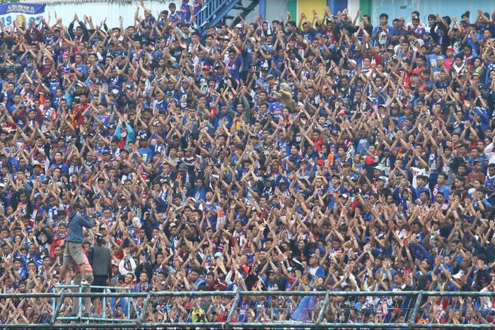 Aremania mendukung Arema FC melawan Persib Bandung dalam leg kedua babak 16 besar Piala Indonesia di Stadion Kanjuruhan, Kepanjen, Kabupaten Malang, Jumat (22/2/2019) sore WIB. 