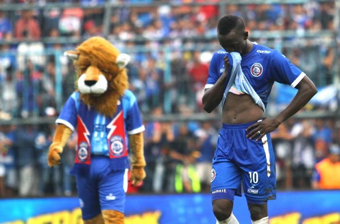 Gelandang Arema FC, Makan  Konate, tertunduk lesu bersama maskot klubnya ditahan imbang Persib Bandung dalam leg kedua babak 16 besar Piala Indonesia di Stadion Kanjuruhan, Kepanjen, Kabupaten Malang, Jumat (22/2/2019) sore WIB, yang berarti gagal ke babak 8 besar.