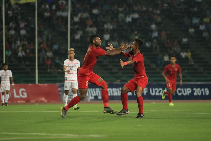 Penyerang timnas U-22 Indonesia, Marinus Wanewar, mencetak gol ke gawang Kamboja untuk meloloskan tim ke semifinal Piala AFF U-22.