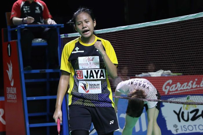 Pebulu tangkis tunggal putri Jaya Raya Jakarta, Sri Fatmawati bereaksi setelah memastikan timnya ke babak final Djarum Superliga Badminton 2019 di GOR Sabuga, Bandung, Jumat (22/2/2019).