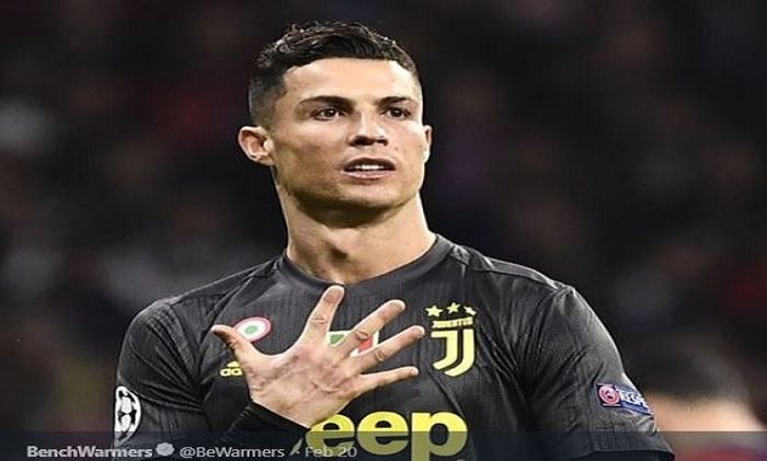 Megabintang  Juventus, Cristiano Ronaldo, membuka kepalan tangan seolah memamerkan 5 trofi Liga Champions kepada fan Atletico Madrid.