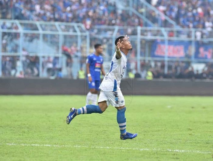 Ghozali Siregar melakukan selebrasi gol penentu Persib Bandung lolos ke babak 8 besar Piala Indonesia di kandang Arema FC, Stadion Kanjuruhan, Kabupaten Malang, Jumat (22/2/2019) sore WIB.  