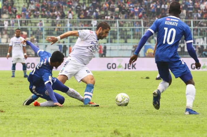 Gelandang Persib Bandung Srdjan (Srdan) Lopicic (tengah) ditekel pemain Arema FC dalam duel leg kedua babak 16 besar Piala Indonesia di Stadion Kanjuruhan, Kabupaten Malang, Jumat (22/2/2019) sore WIB.