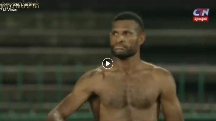 Aksi kontroversial striker timnas U-22 Indonesia, Marinus Wanewar, seusai laga melawan Kamboja di Stadion Nasional, Jumat (22/2/2019). DOK.CTN