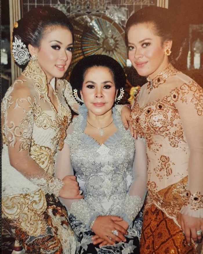 Kebaya anggun ala Syahrini