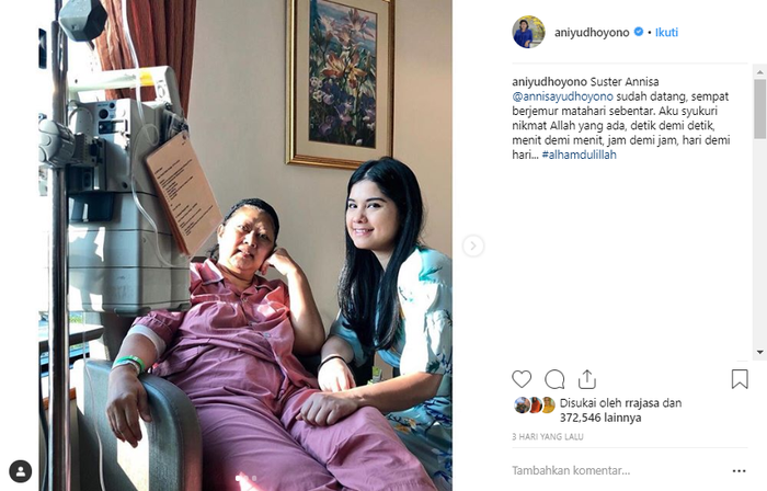 Annisa Pohan temani ibu mertuanya di rumah sakit