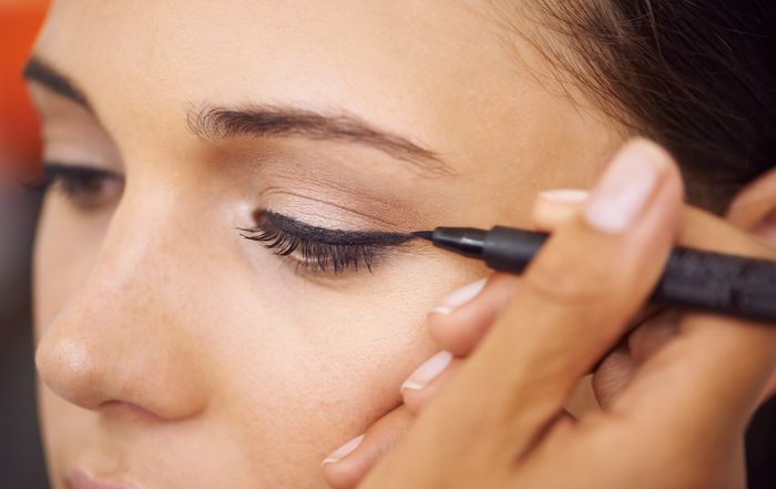 ilustrasi eyeliner spidol