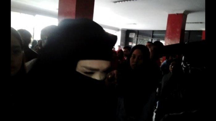 Mulan Jameela bercadar saat jenguk Ahmad Dhani di Rutan Medaeng.