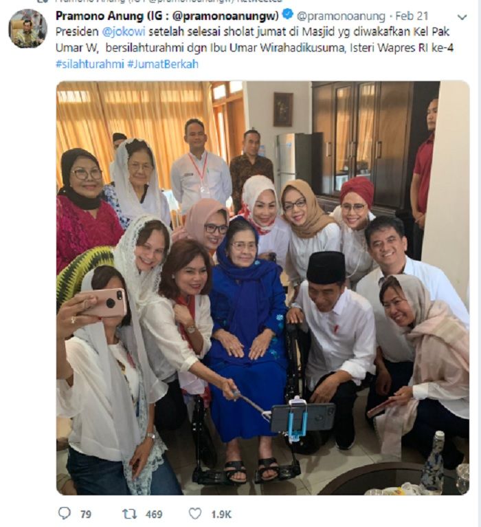 Presiden Jokowi tampak seperti duduk bersimpuh di samping kursi roda istri Wapres ke-4, Karlinah Djaja Atmadja