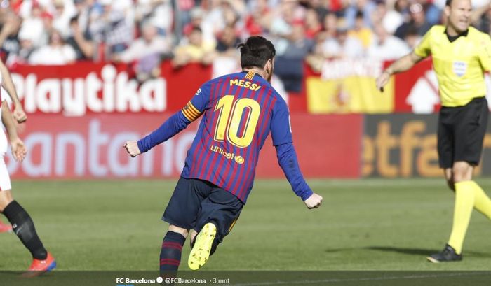 Striker dan kapten Barcelona, Lionel Messi, merayakan gol ke gawang Sevilla dalam laga Liga Spanyol pada Sabtu (23/2/2019) di Stadion Ramon Sanchez Pizjuan.