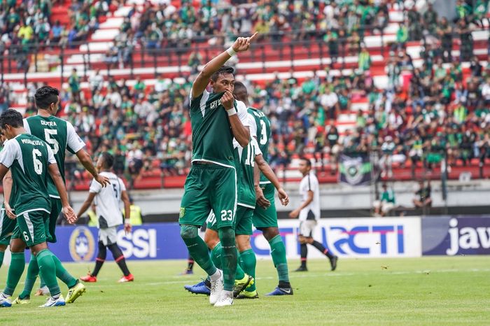 Hansamu Yama melakukan selebrasi ketiga berhasil mencetak gol untuk Persebaya di babak 16 besar Piala Indonesia 2018.