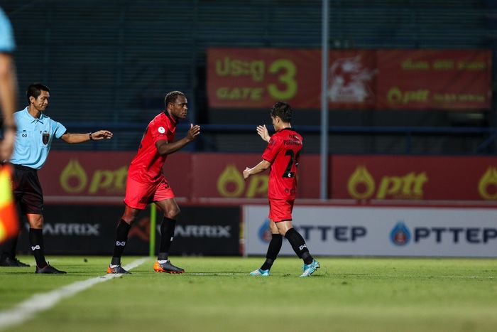 Bek berpaspor Indonesia, Victor Igbonefo menyalami pemain yang dia ganti, Pornpreecha Jarunai (kanan) saat PTT Rayong menjamu Nakhon Ratchasima untuk laga pertama Liga Thailand 1 2019, 23 Februari 2019.