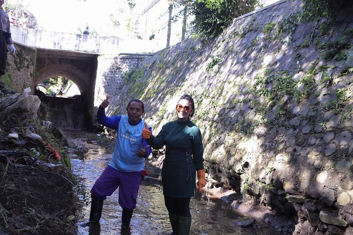 Bersihkan Sampah di Sungai, Gaya Glamor Krisdayanti Tuai Kritik Pedas dari Warganet