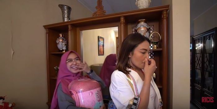 Ria Ricis menyebut nama Zumi Zola saat berkunjung ke rumah Ayu Dewi