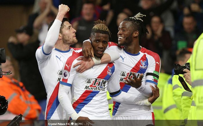 Luka Milivojevic, Wilfried Zaha, dan Michy Batshuayi merayakan gol Crystal Palace ke gawang Leicester City pada laga Liga Inggris, Sabtu (23/2/2019) di Stadion King Power, Leicester.