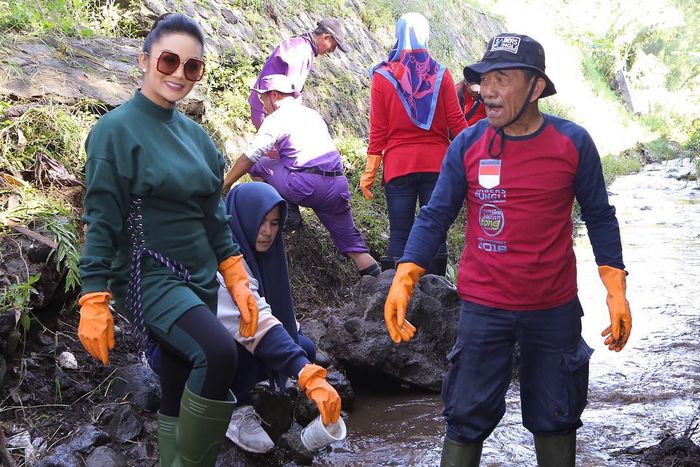 Bersihkan Sampah di Sungai, Gaya Glamor Krisdayanti Tuai Kritik Pedas dari Warganet