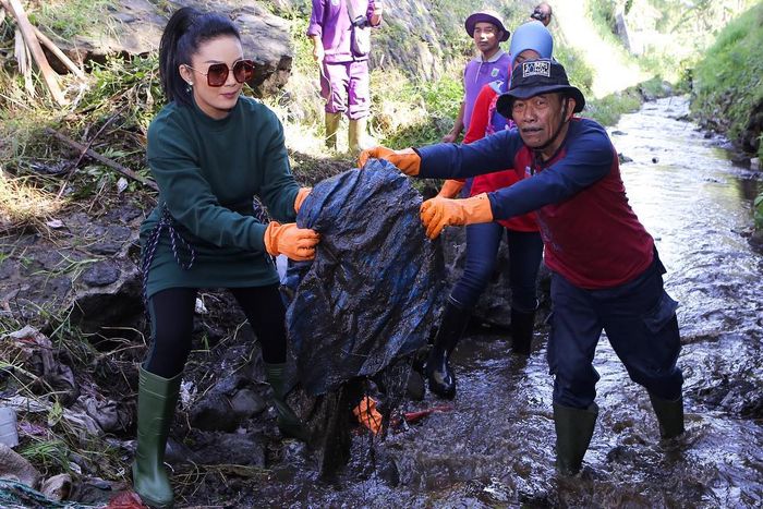 Bersihkan Sampah di Sungai, Gaya Glamor Krisdayanti Tuai Kritik Pedas dari Warganet
