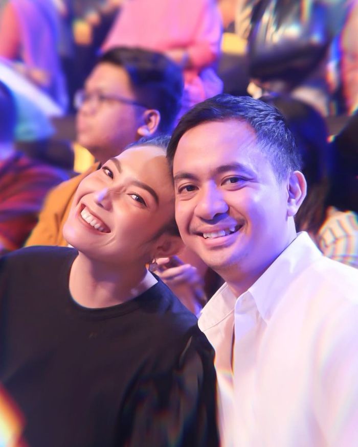 Ayu Dwi dan Regi Datau, suaminya