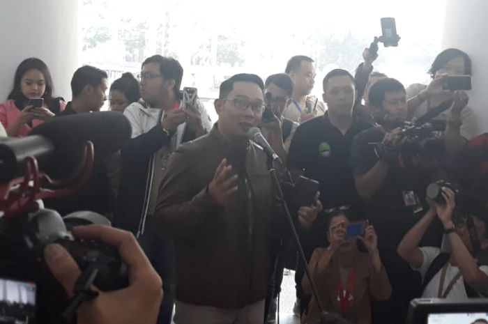 Gubernur Jawa Barat Ridwan Kamil menerima pemain dan kru film Dilan 1991