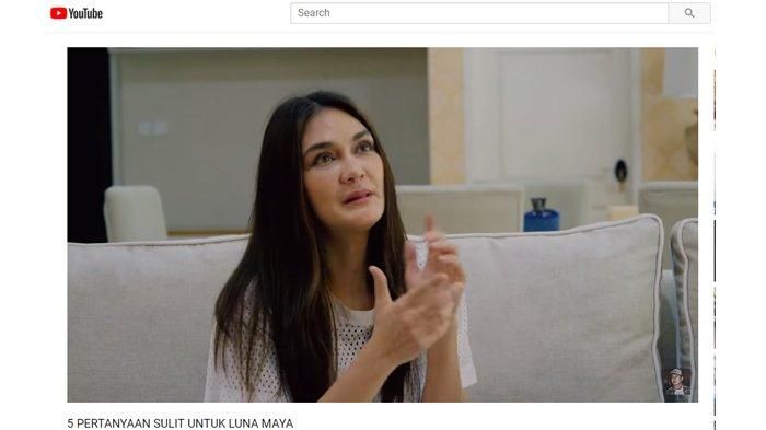 Luna Maya saat ngobrol dengan Raditya Dika