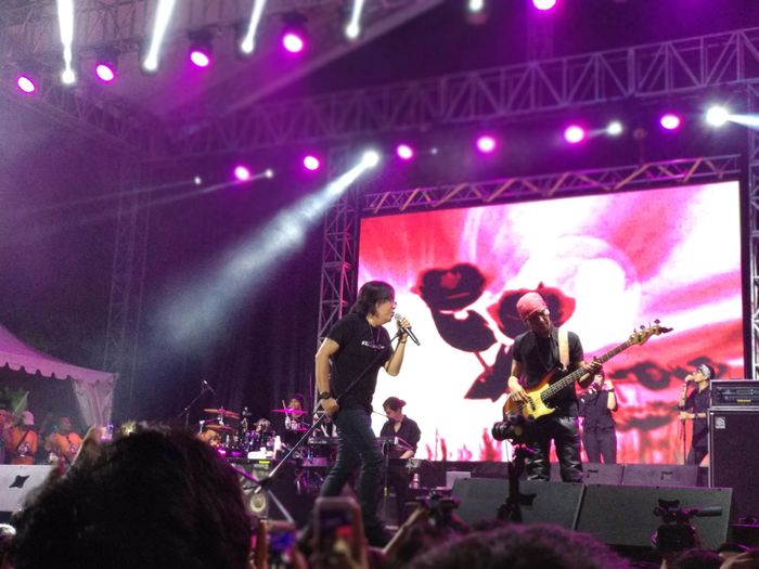 Band Dewa 19 featuring Ari Lasso kembali tampil dalam acara pensi sekolah bertajuk 'Alseace 2019' yang digelar di Parkir Selatan Ocean Park BSD, Tangerang, Banten, Minggu (24/2/2019) malam.