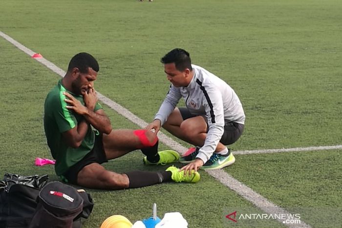 Striker timnas U-22 Indonesia, Marinus Wanewar, mendapatkan perawatan dari fisioterapis saat sesi latihan menjelang final Piala AFF U-22 2019.
