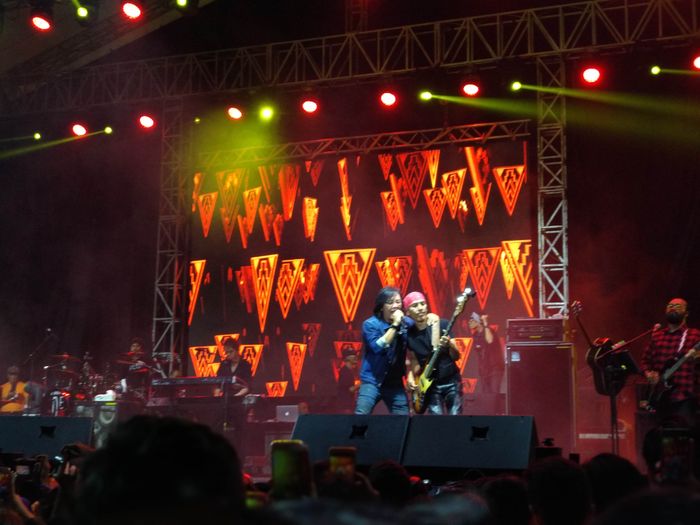 Band Dewa 19 featuring Ari Lasso kembali tampil dalam acara pensi sekolah bertajuk 'Alseace 2019' yang digelar di Parkir Selatan Ocean Park BSD, Tangerang, Banten, Minggu (24/2/2019) malam.