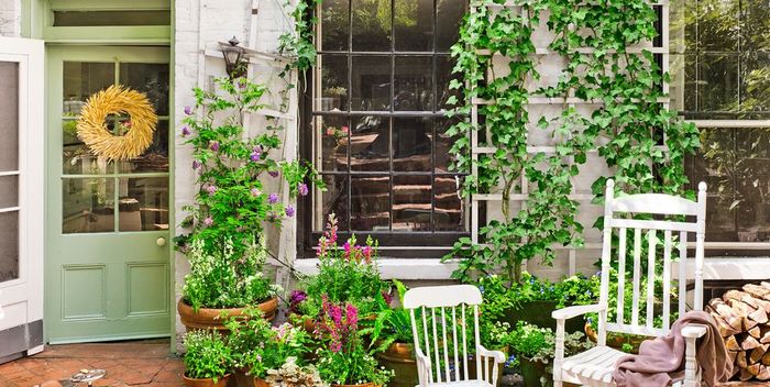 Inspirasi taman di rumah dengan pot sebagai wadahnya.