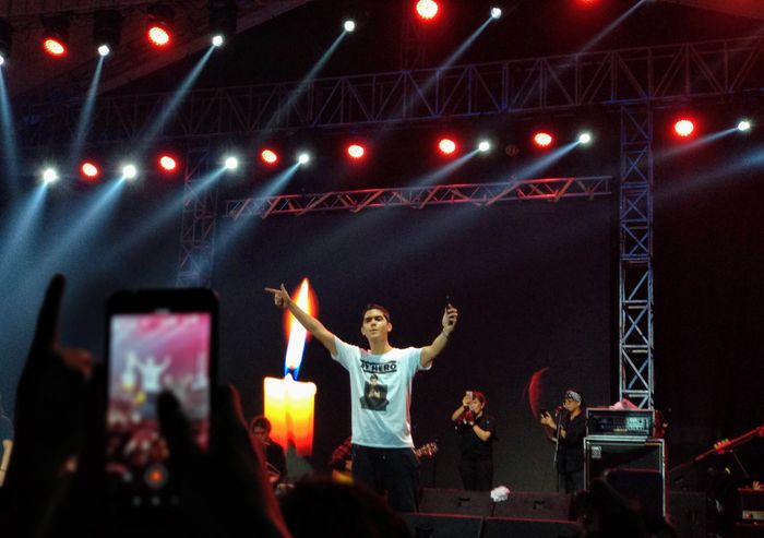 Al Ghazali datang dari balik panggung saat Dewa 19 featuring Ari Lasso tampil