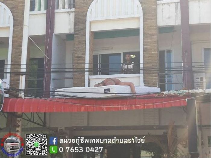 Warga sekitar melihat bagaimana turis ini tinggal di atap hotel tersebut.