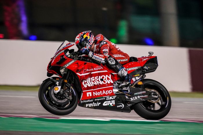 Penampilan Andrea Dovizioso saat melaju di Sirkuit Losail, Qatar untuk sesi tes pramusim MotoGP 2019.